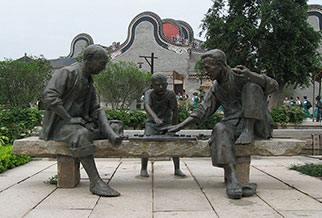 《下棋》《说书》铸铜雕塑